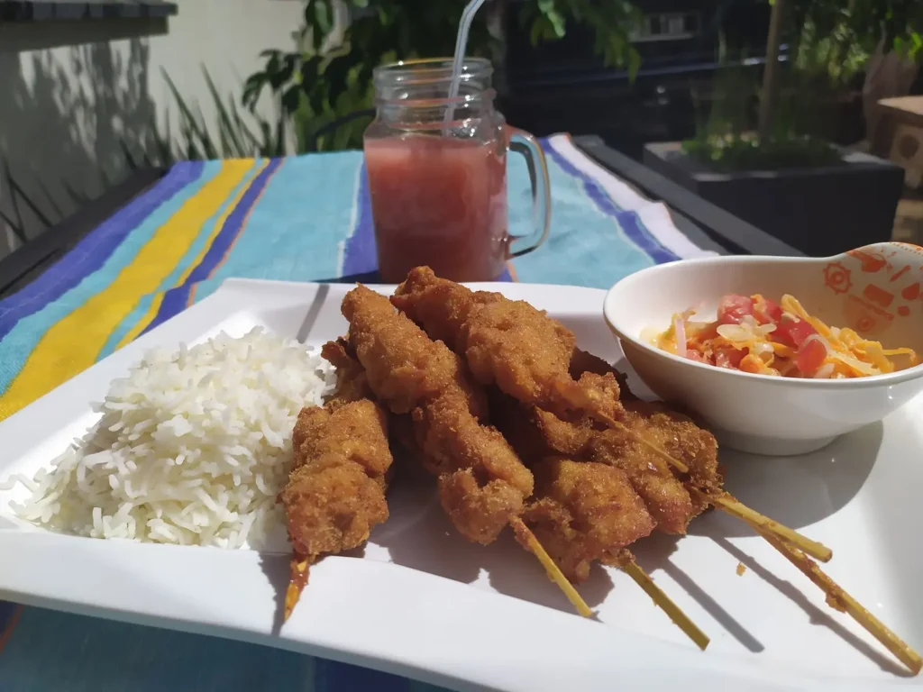 Brochettes panées, riz blanc et crudités