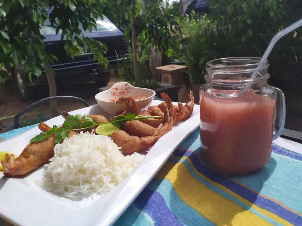Assiette de fritures, riz blanc et jus de fruits