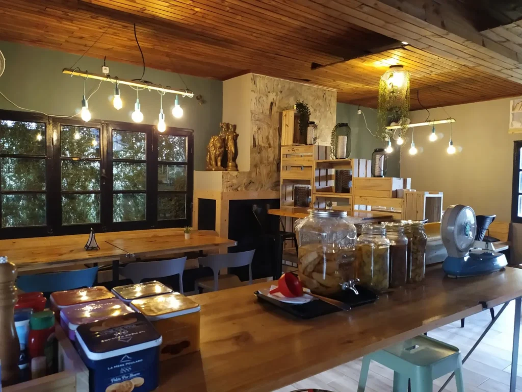 Comptoir avec bocaux et suspensions lumineuses