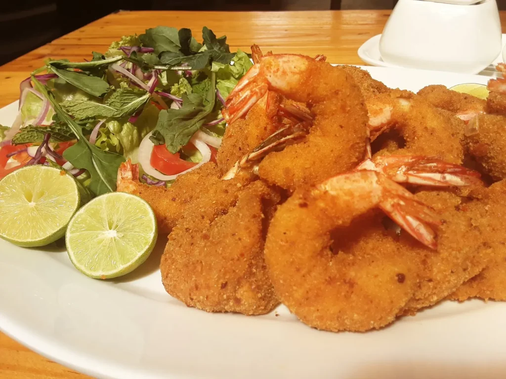 Crevettes panées, salade et citron vert