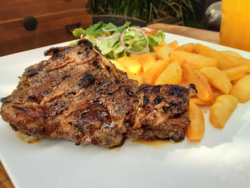 Entrecôte grillée servie avec frites et salade