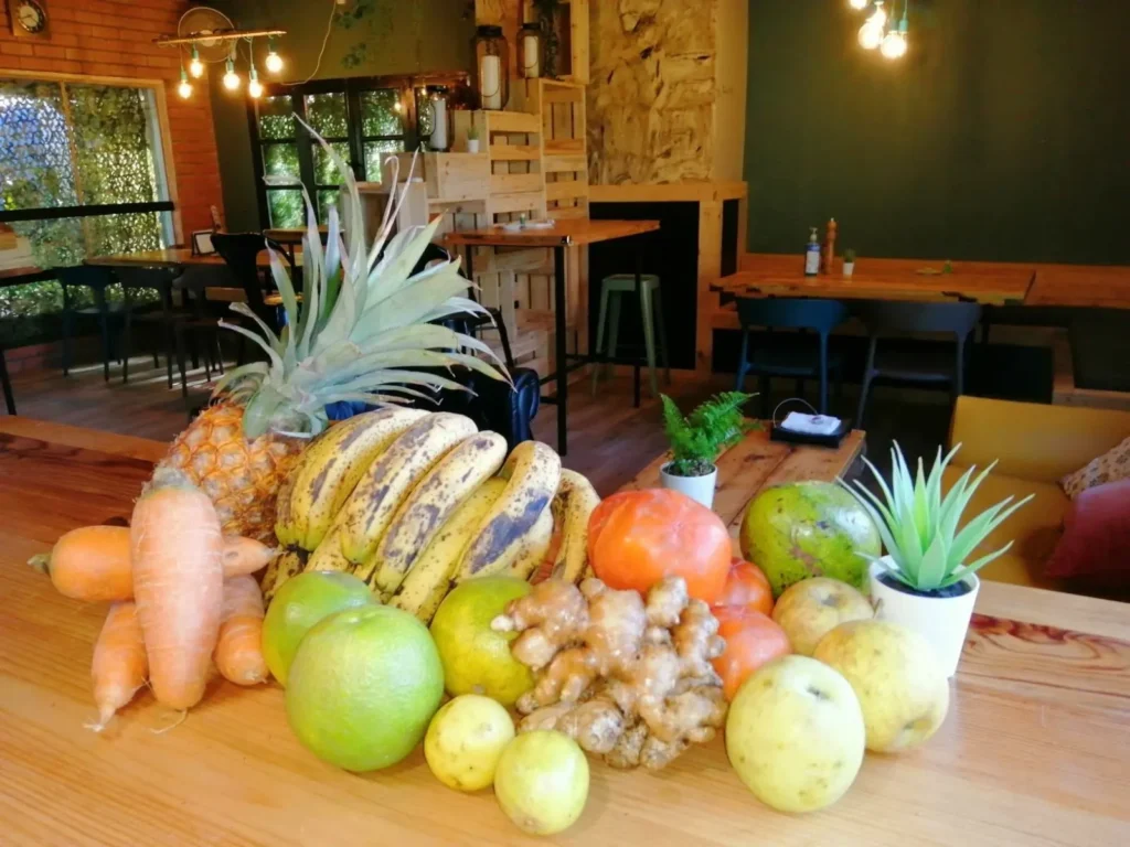 Fruits et légumes frais posés sur une table de la salle