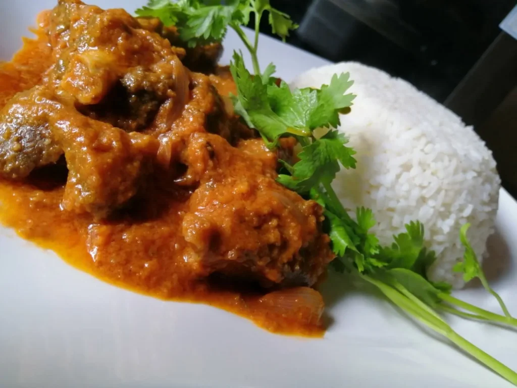 Mouton Massala servi avec du riz