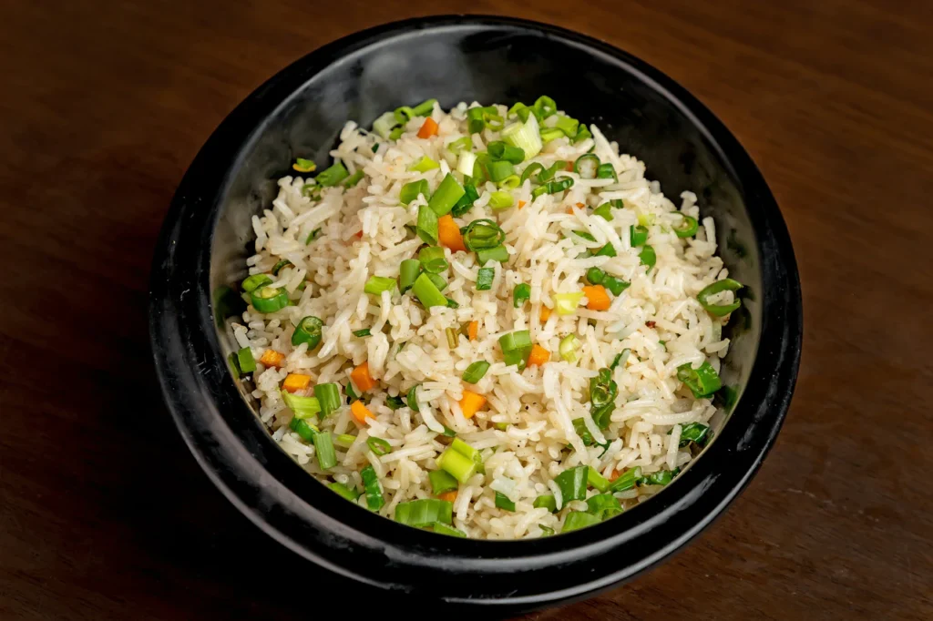 Photo d’illustration : Riz ou nouilles sautées · poulet