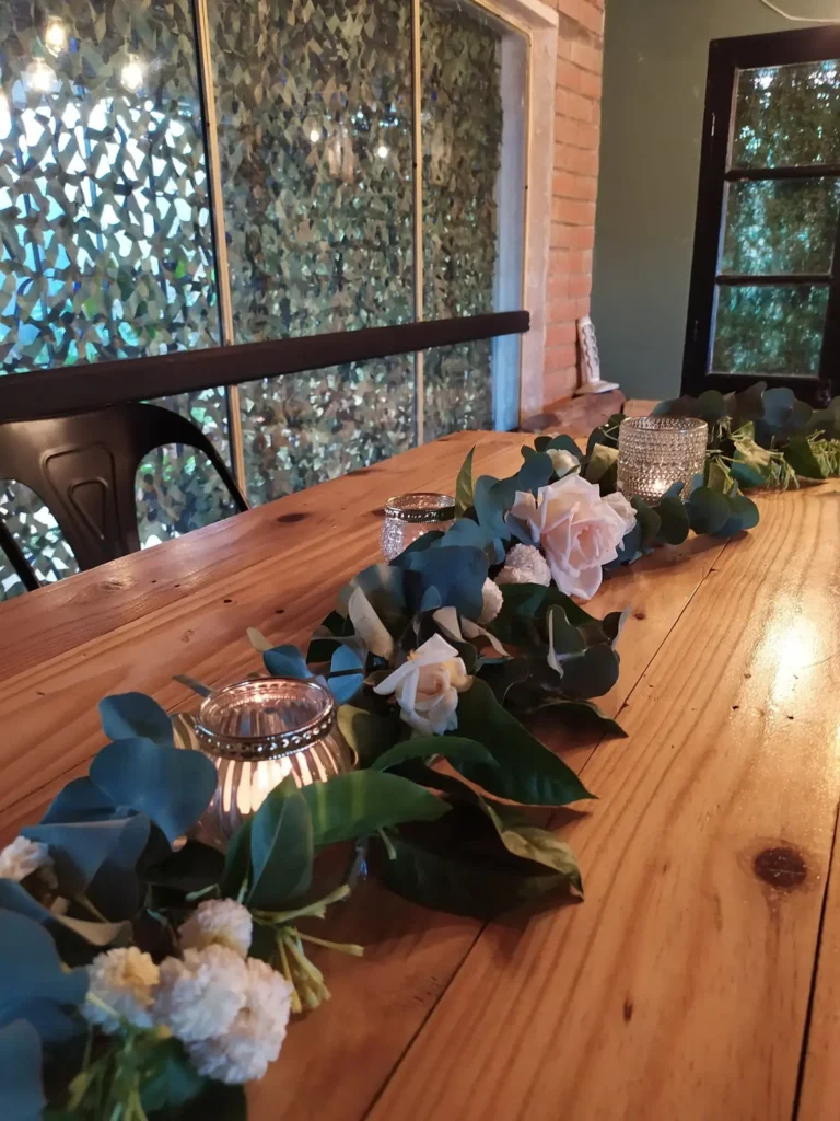 Longue table en bois décorée de fleurs